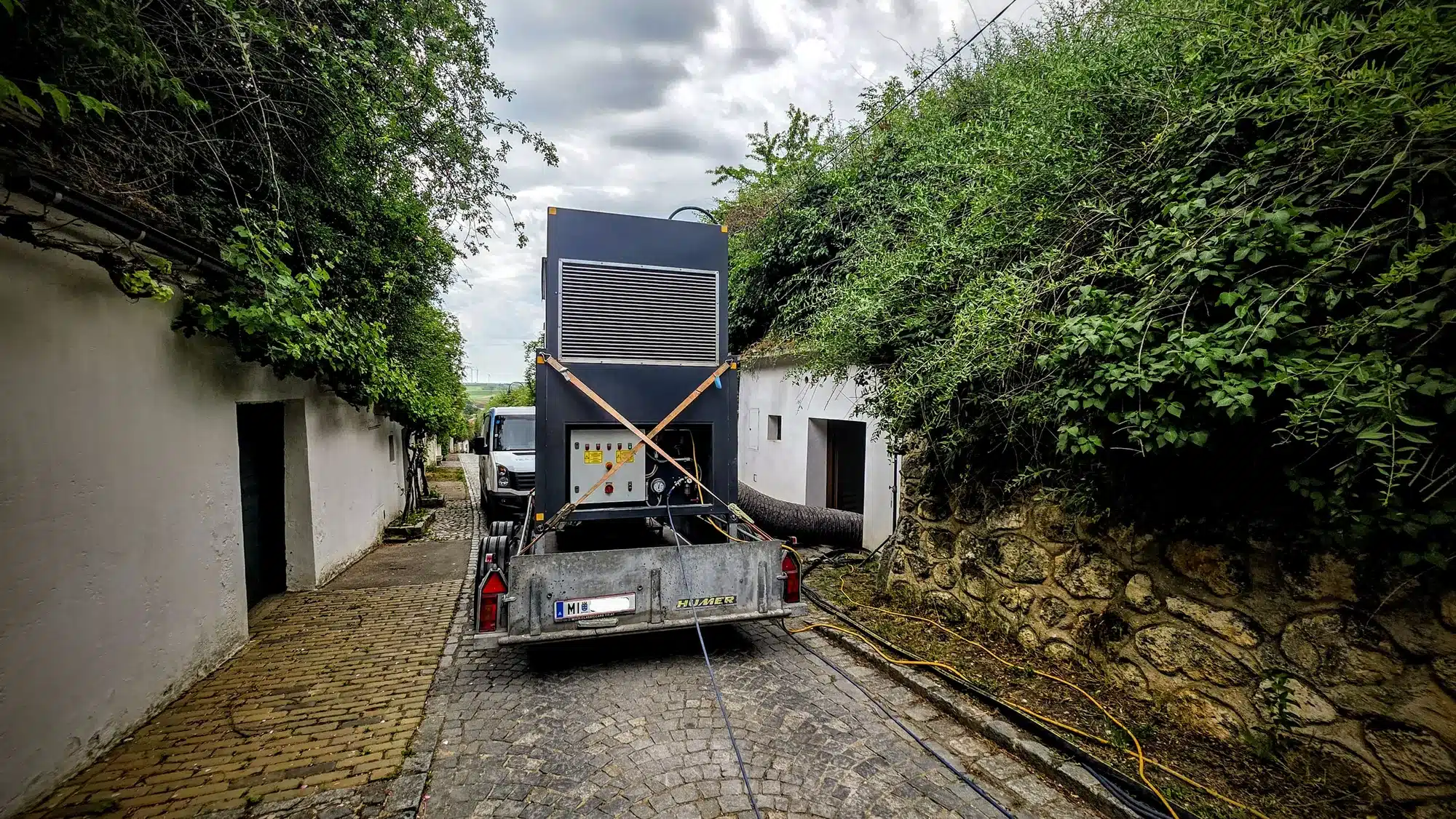 Übersicht des mobilen Einsatzes mit Entstaubungsanlage in der Kellergasse
