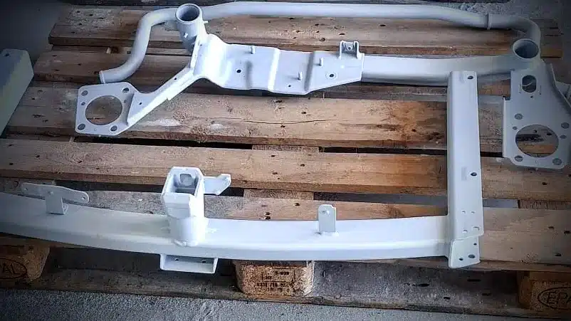 Fahrwerksteile sandgestrahlt und spritzverzinkt – Träger mit Zinkschutzschicht
