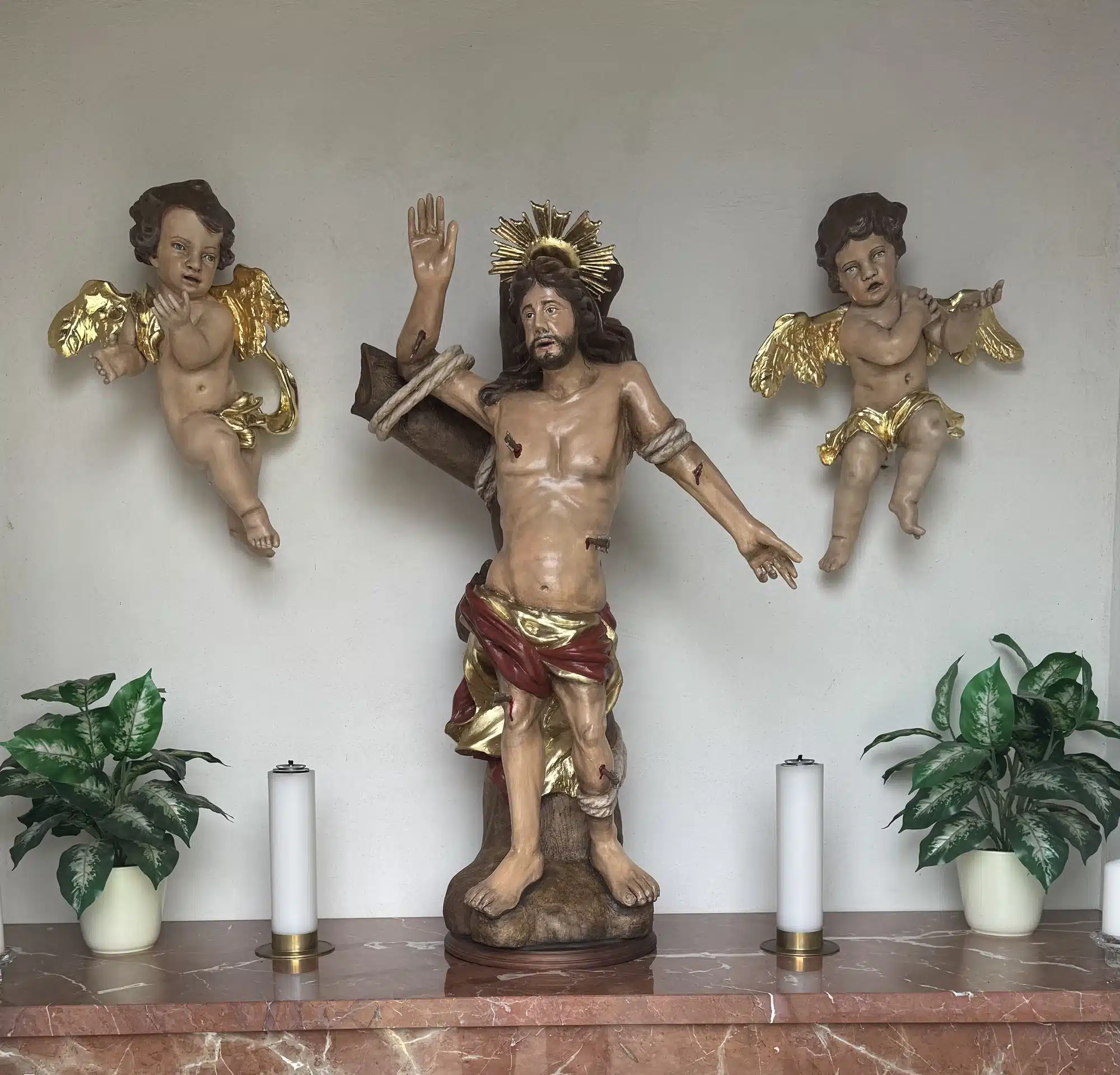 Neu gefasste Holzfigur des hl. Sebastian an der Seite der Engel im Bildstock – © Anita Bierbaum