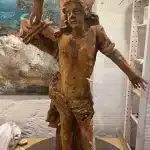 Holzfigur des hl. Sebastian nach dem schonenden Entlacken mit freigelegtem Holz – Austroblast