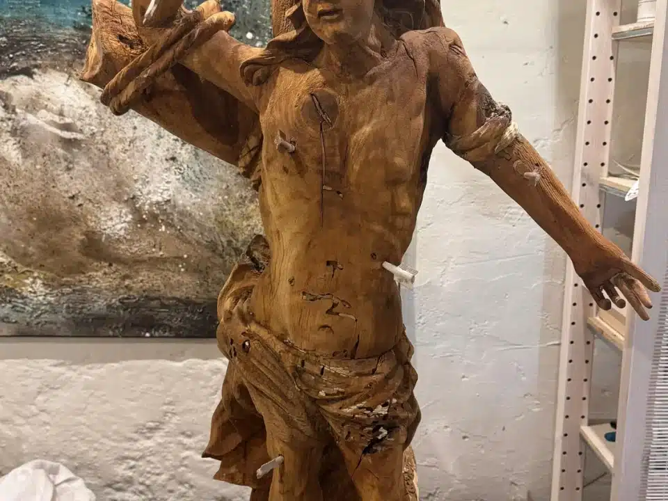 Holzfigur des hl. Sebastian nach dem schonenden Entlacken mit freigelegtem Holz – Austroblast