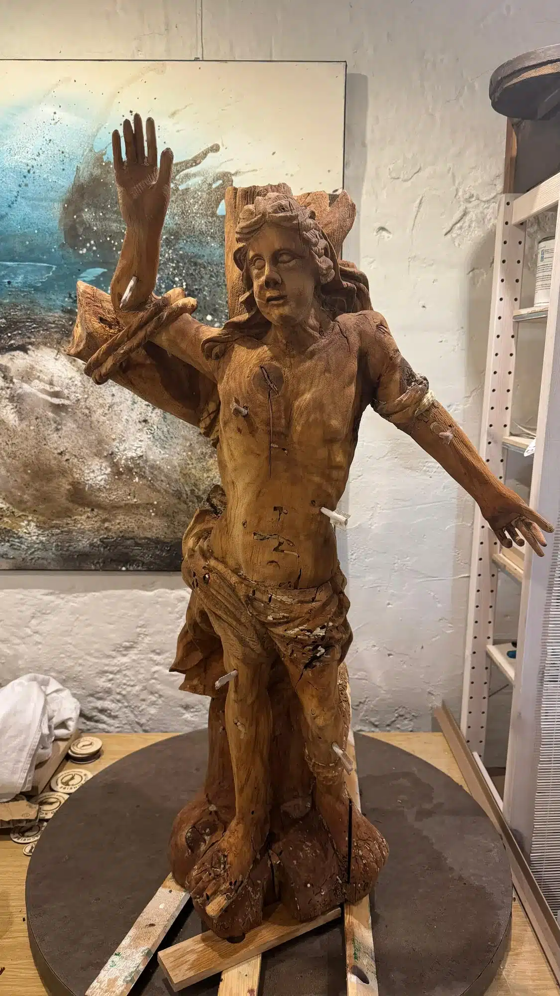 Holzfigur des hl. Sebastian nach dem schonenden Entlacken mit freigelegtem Holz – Austroblast