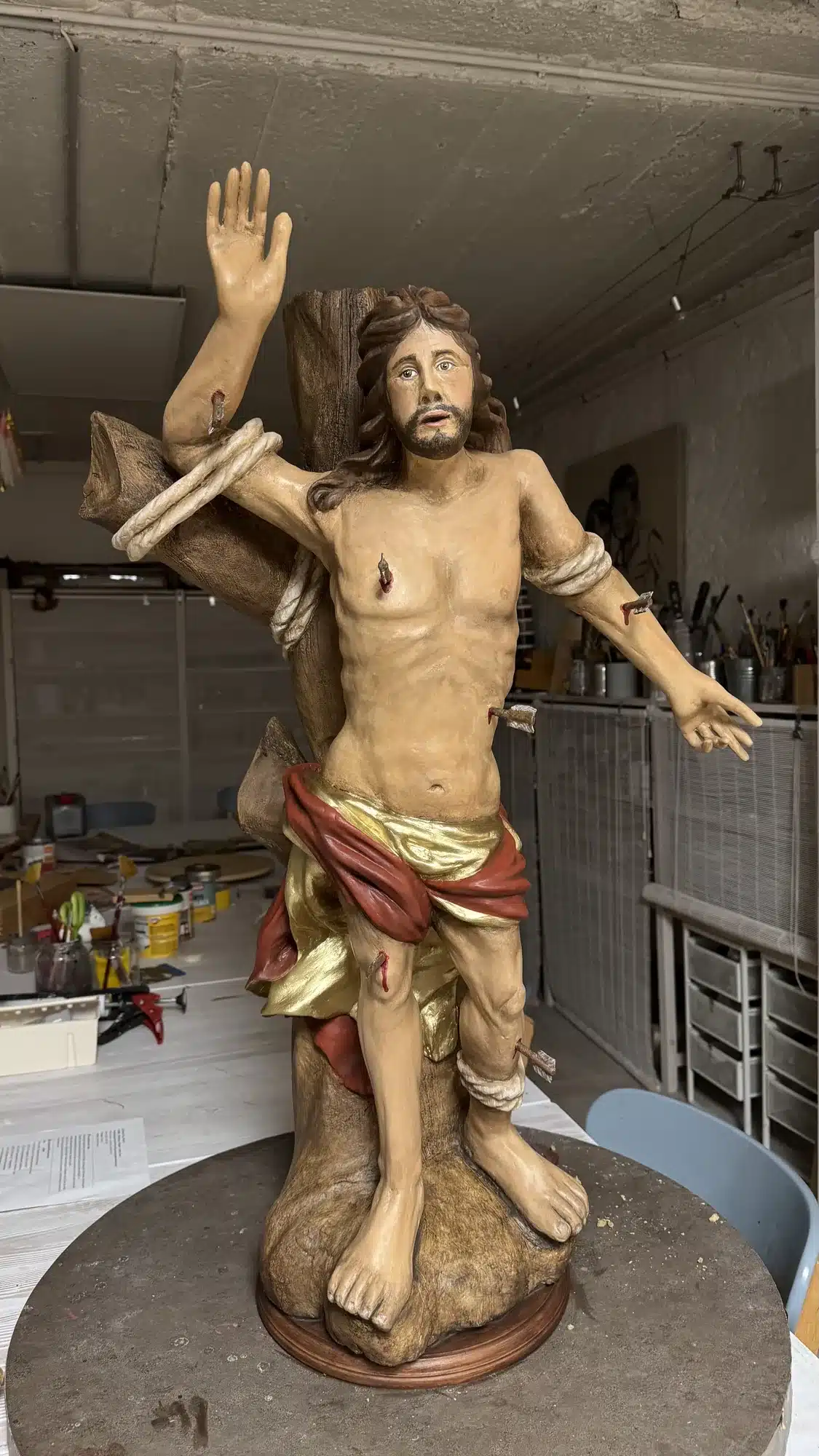 Fertig neu gefasste Holzfigur des hl. Sebastian von Anita Bierbaum