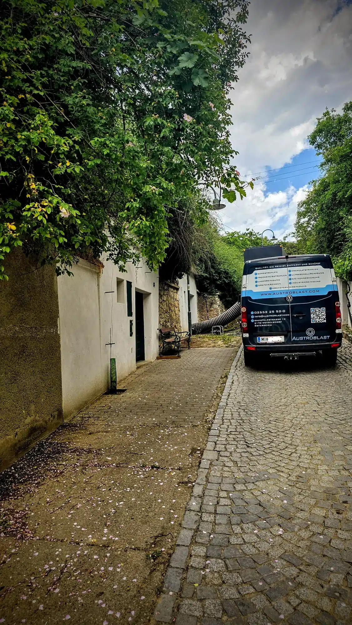 Austroblast-Fahrzeug und mobile Entstaubungsanlage in einer Kellergasse in Niederösterreich