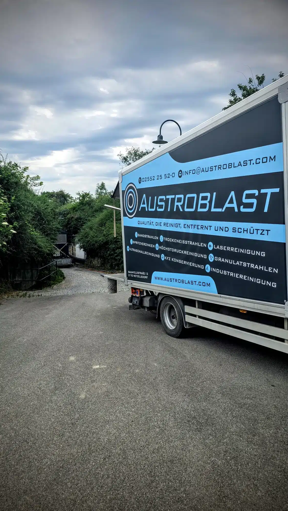 Austroblast-LKW mit Staubabsaugung in der Kellergasse in Niederösterreich