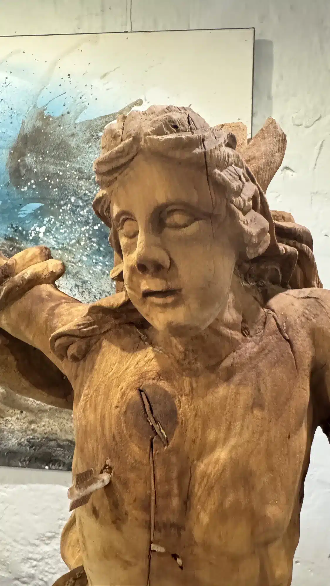 Feine Schnitzdetails an Kopf und Haar im freigelegten Holz der Sebastiansfigur