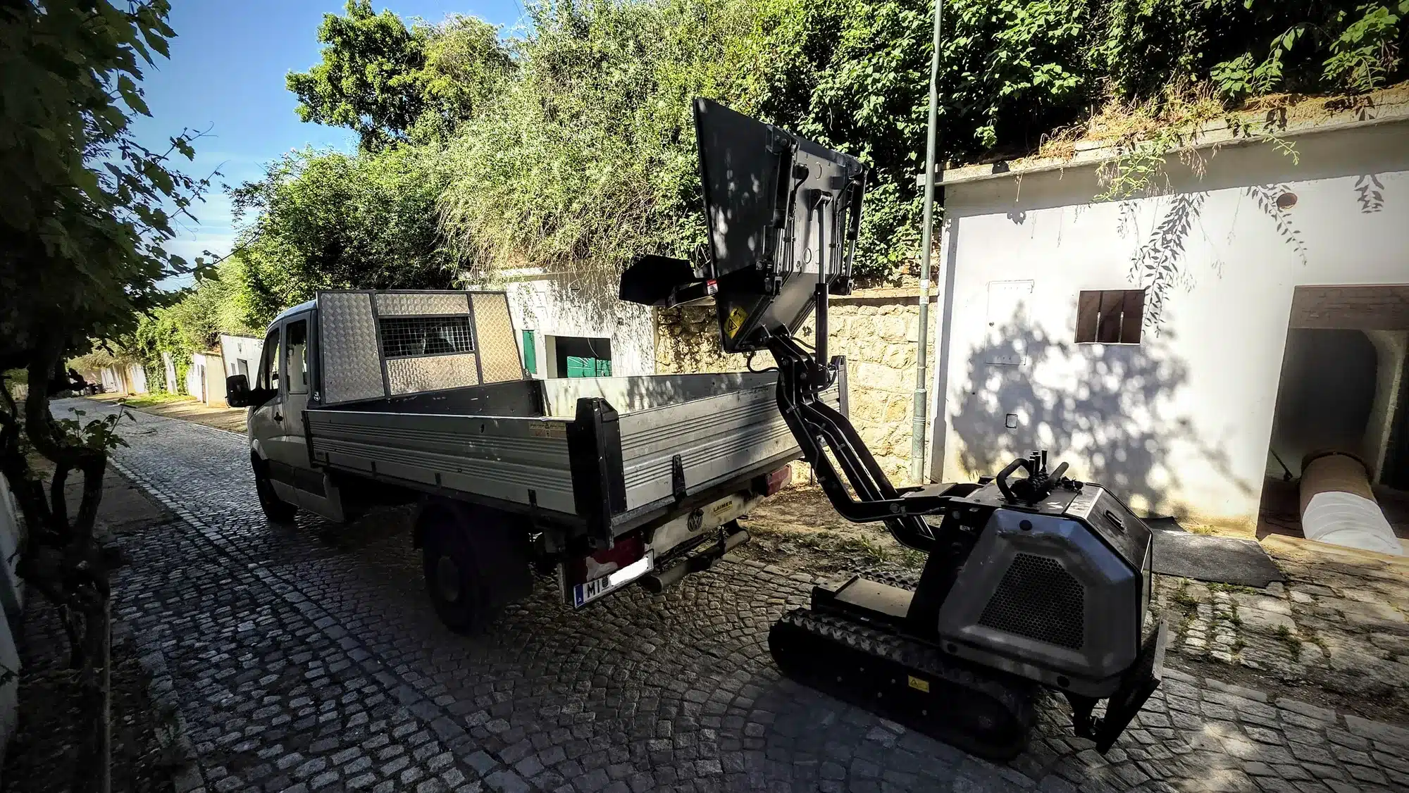Abtransport von Strahlabfall und Putz mit Kettendumper auf einen Kipp-LKW
