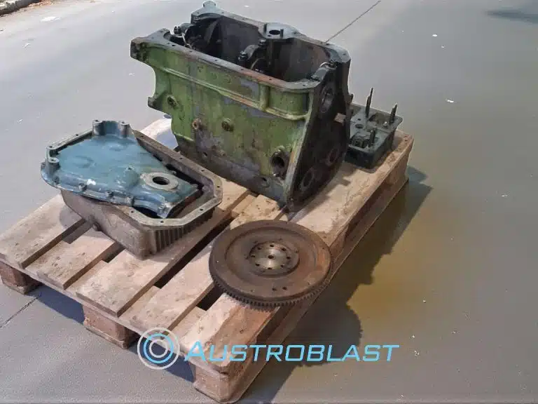 Oldtimer Motorblock vor Laserreinigung – alte Grünlackierung und Rost – Austroblast